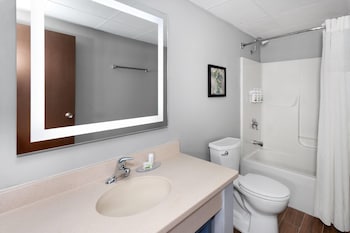 Family Studio Suite, Multiple Beds, Non Smoking, Jetted Tub