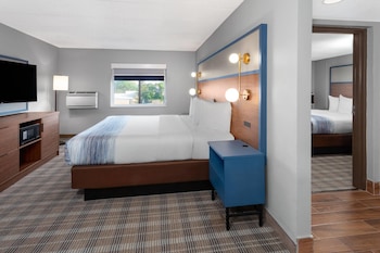 Family Studio Suite, Multiple Beds, Non Smoking, Jetted Tub