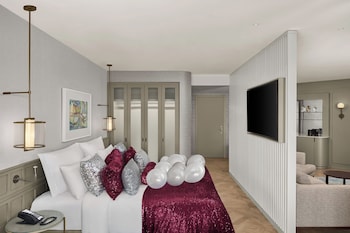 Honeymoon Suite