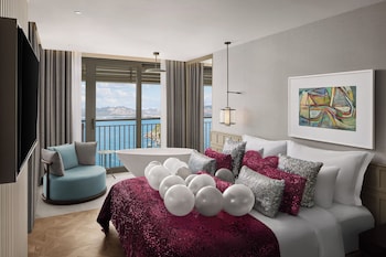 Honeymoon Suite