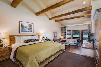 Deluxe Suite, 1 King Bed with Sofa bed, Jetted Tub, Lake View