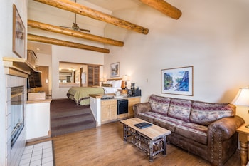Deluxe Suite, 1 King Bed with Sofa bed, Jetted Tub, Lake View