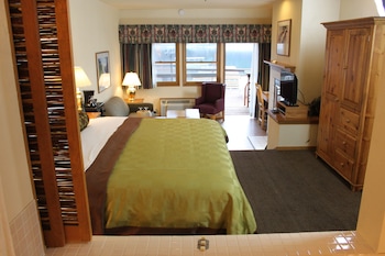 Deluxe Suite, 1 King Bed with Sofa bed, Jetted Tub, Lake View
