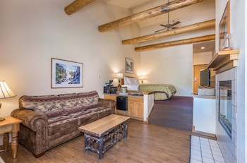 Deluxe Suite, 1 King Bed with Sofa bed, Jetted Tub, Lake View
