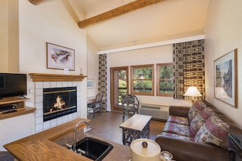 Standard Suite, 1 King Bed with Sofa bed, Fireplace, Pool View