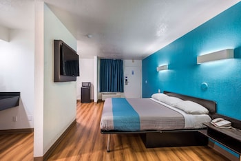 Room, 1 King Bed, Non Smoking, Refrigerator & Microwave