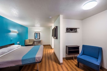 Deluxe Room, 1 King Bed, Non Smoking, Refrigerator & Microwave