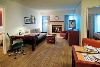 Suite, 2 Bedrooms, Fireplace (Mobility/Hearing Access, Roll-in Shwr)