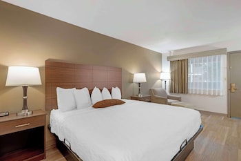 Standard Room, 1 King Bed, Non Smoking, Refrigerator & Microwave (1st Floor)