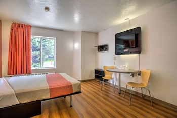 Standard Room, 1 Queen Bed, Non Smoking, Refrigerator & Microwave