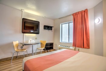 Standard Room, 1 Queen Bed, Non Smoking, Refrigerator & Microwave