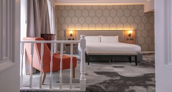Suite, 1 King Bed with Sofa bed (Queens Wing)