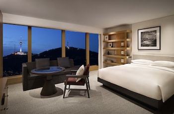 Room, 1 King Bed, Corner