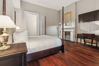 Junior Suite, 1 King Bed with Sofa bed, Accessible