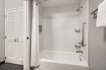 Executive Room, 1 King Bed, Courtyard View