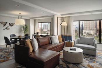 Signature Suite, 1 King Bed, Lake View