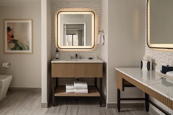 Signature Suite, 1 King Bed, Lake View