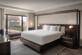 Signature Suite, 1 King Bed, Lake View