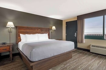 Suite, 1 King Bed, Non Smoking, Lake View (Upper Floor)