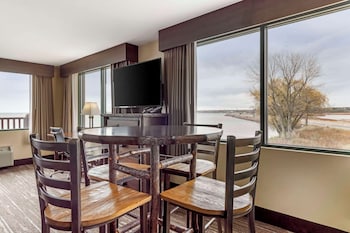 Suite, 1 King Bed, Non Smoking, Lake View (Upper Floor)