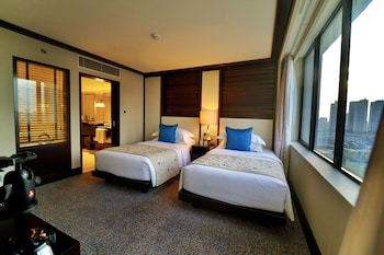 Club Suite, 2 Twin Beds (Urban, Monument View)
