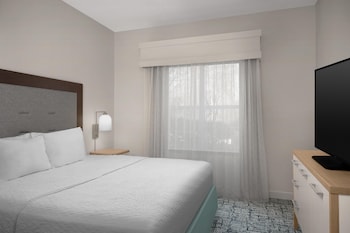 Suite, 1 Queen Bed, Accessible, Bathtub