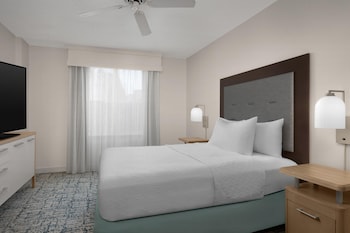 Suite, 1 Queen Bed, Accessible, Bathtub