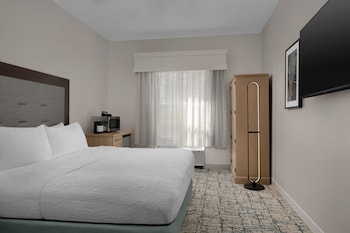 1 King Bed, Accessible (Roll-in Shower)