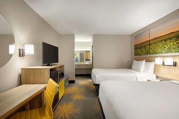 Double room, multiple beds