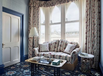 Suite, 1 King Bed, City View