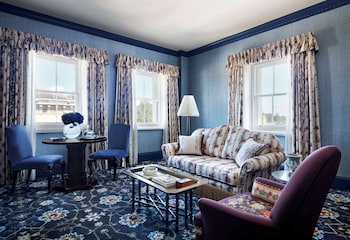 Suite, 1 King Bed (Randolph Suite)