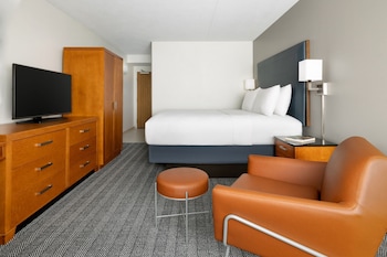 Room, 1 King Bed (Mobility/Hearing Accessible, Tub)