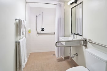 Room, 2 Queen Beds, Mobility Accessible, City View