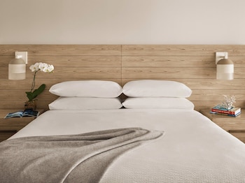 Room, 1 King Bed, Partial Ocean View