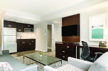 Deluxe Suite, 1 King Bed, Non Smoking, Kitchen