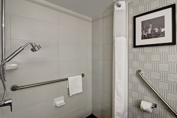 Room, 1 Queen Bed (Roll-in Shower)