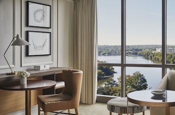 Deluxe Lake View High Floor Room