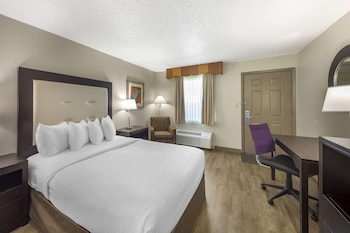 Standard Room, 1 Queen Bed, Non Smoking, Refrigerator & Microwave