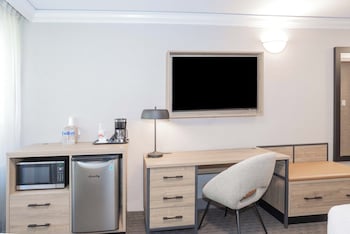 Standard Room, 1 King Bed (South Tower)