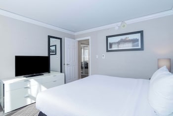 Standard Suite, 1 King Bed (Kitchenette, South Tower)
