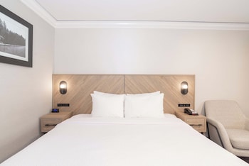 Standard Room, 1 King Bed (South Tower)