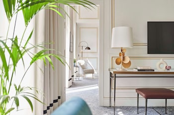 Suite (Louvre Suite)