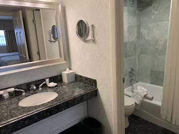 Executive Suite, 1 Bedroom, 2 Double Beds