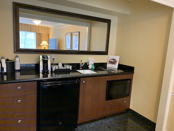 Suite, 1 Bedroom, Non Smoking, Poolside