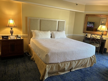 Standard Room, 1 King Bed, Balcony