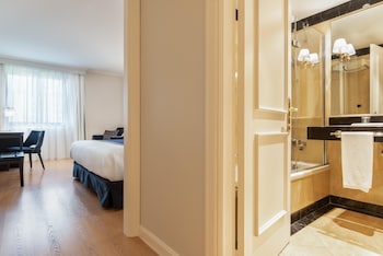 Twin Room (2 Adults + 1 Child)