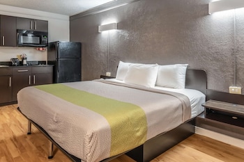 Deluxe Room, 1 King Bed, Smoking, Kitchenette