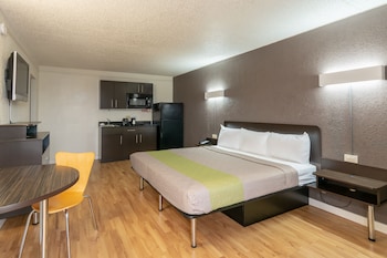 Deluxe Room, 1 King Bed, Smoking, Kitchenette