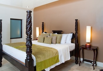 Superior Room, Poolside