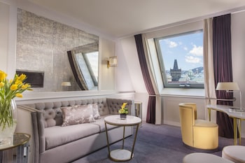 Executive Suite, 1 King Bed with Sofa bed